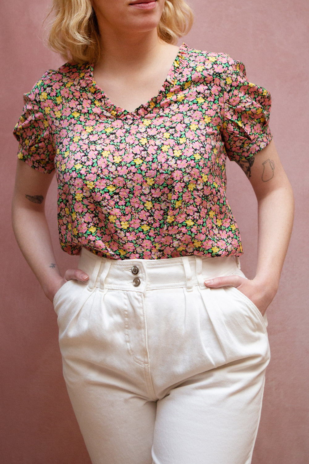 Anemokhori Floral V-Neck T-Shirt | La petite garçonne model