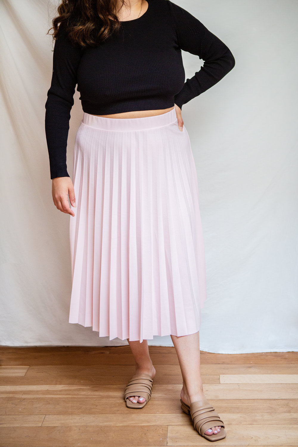 Doved Black Pleated Midi Skirt w/ Elastic Waist | La petite garçonne model