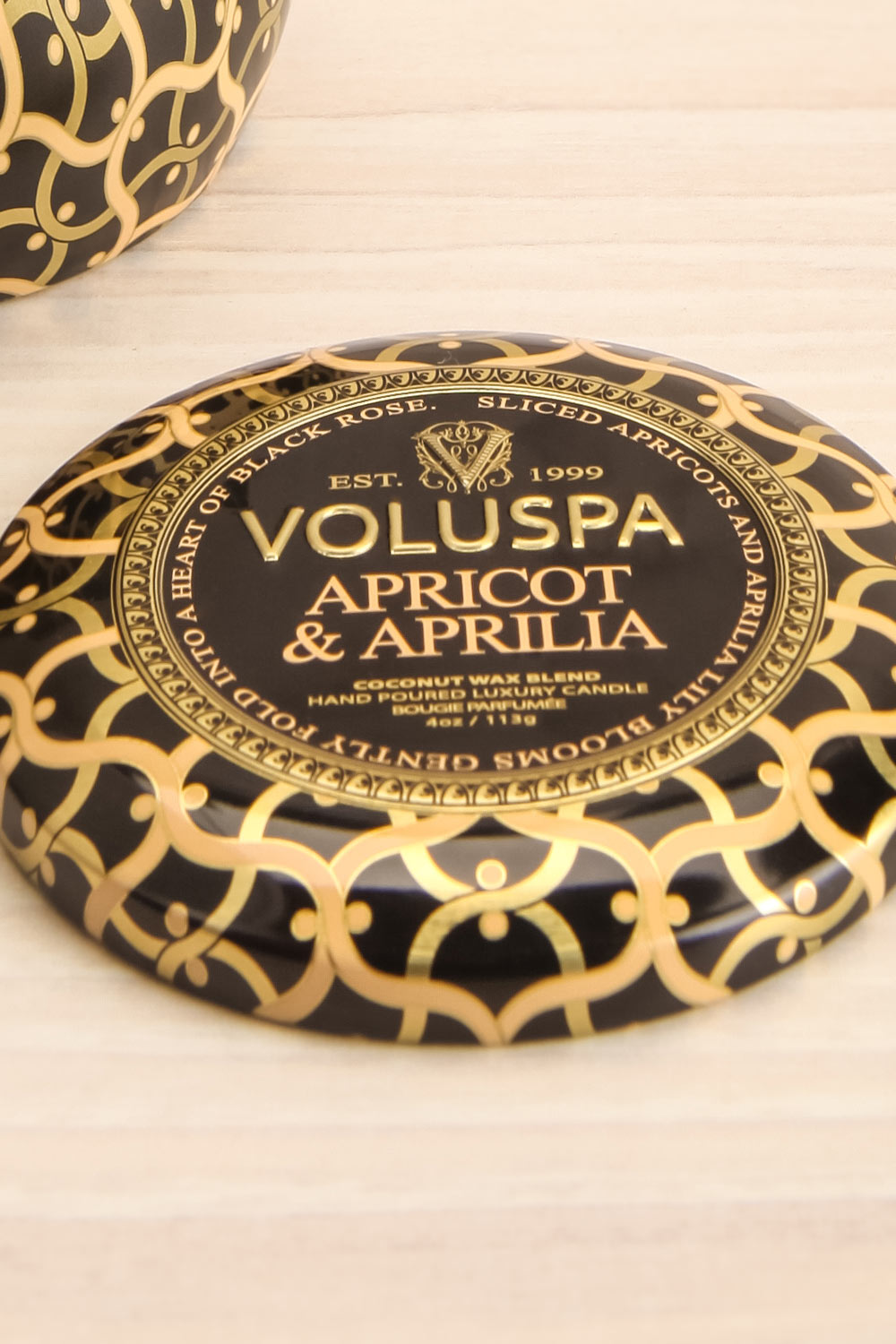 Mini Tin Candle Apricot & Aprilia | La petite garçonne lid close-up