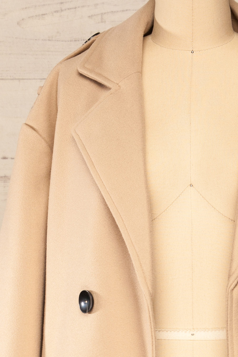 Argenteuil Long Buttonned Trench Coat | La petite garçonne open close-up
