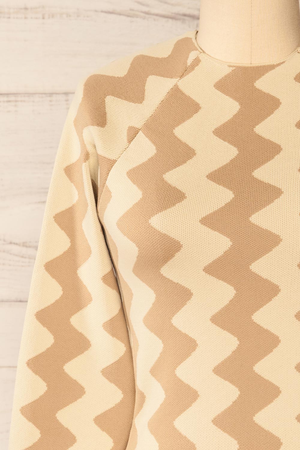 Armenokhori Cropped Zig Zag Patterned Cropped Top | La petite garçonne front close-up