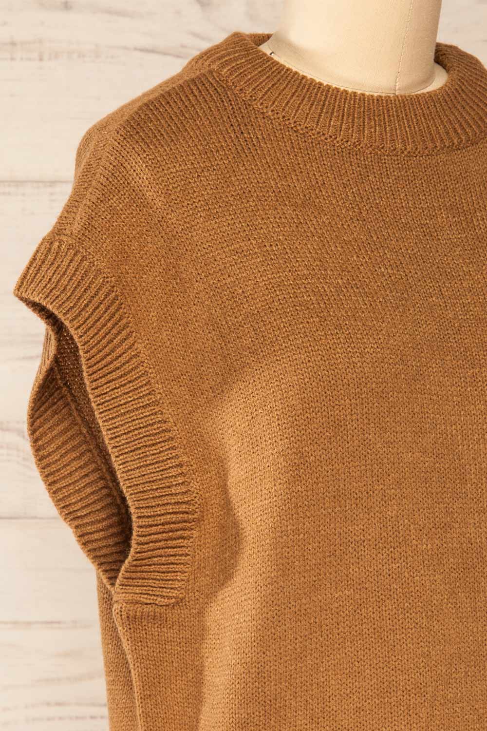 Baek Camel Sleeveless Knit Vest | La petite garçonne side close-up