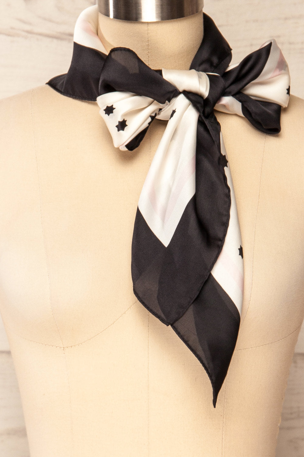 Bord De Mer White Satin Scarf | La petite garçonne close-up bow
