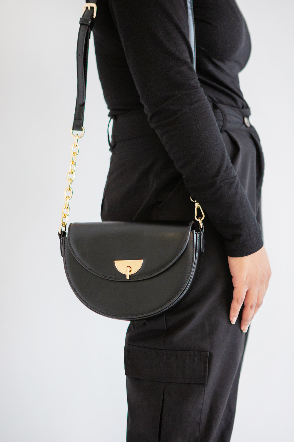 Braite Black Half-Moon Crossbody Bag | La petite garçonne model