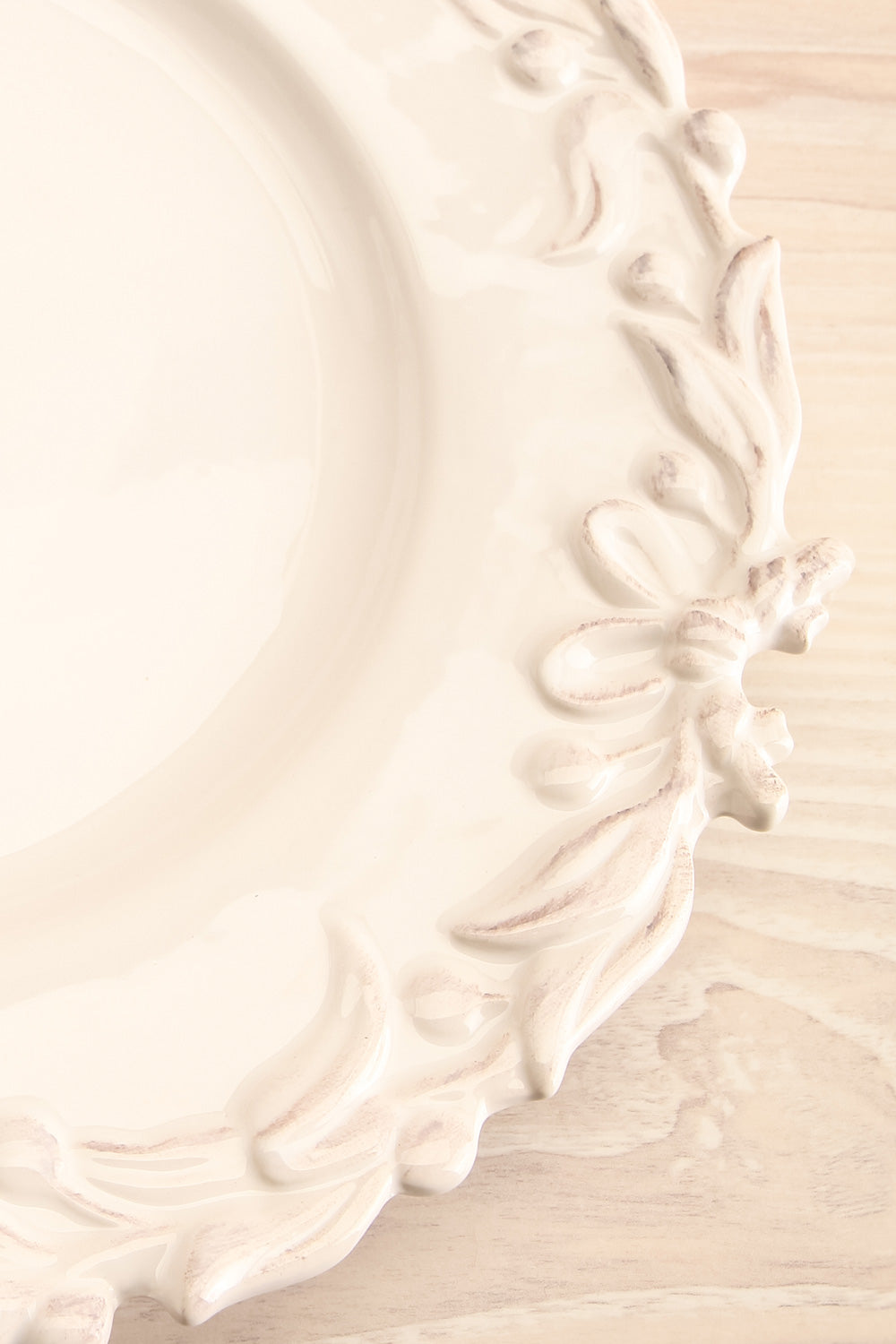 Brugge Festive Plates & Bowl | Blanc | La Petite Garçonne Chpt. 2 small flat close-up