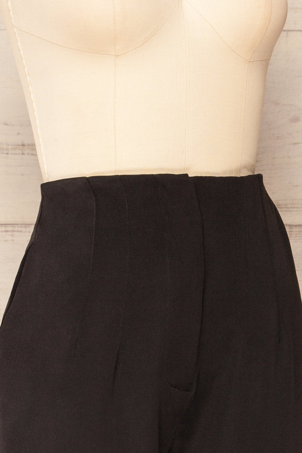 Bustranden Fitted High-Waisted Pants | La petite garçonne side close-up