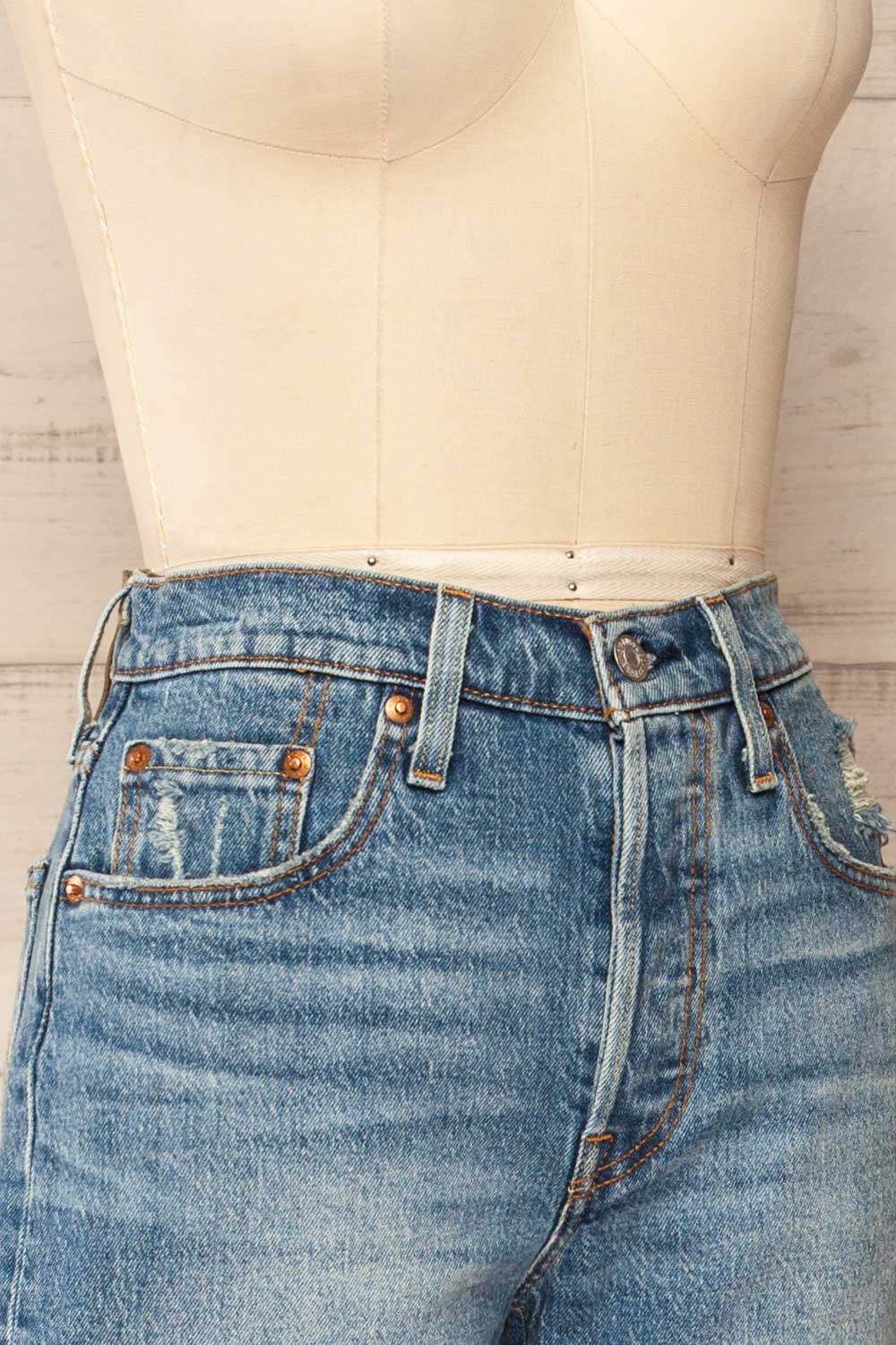 Cavtat Short en Denim à Taille Haute | La petite garçonne side close-up