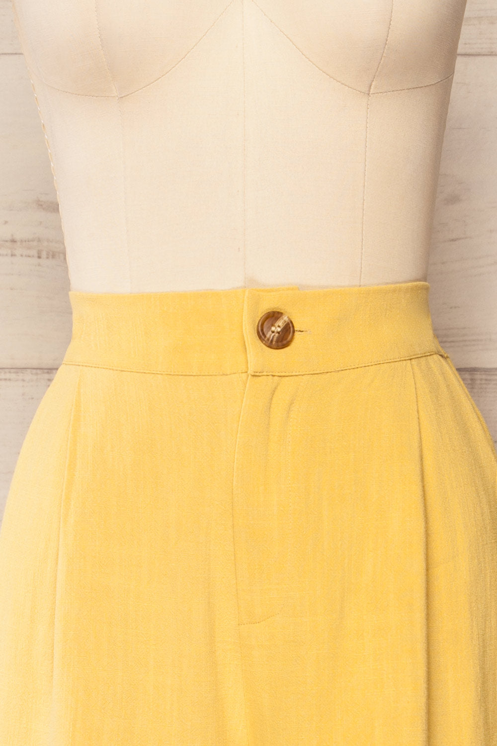 Chiliwack Jaune Short à Pinces | La petite garçonne front close-up