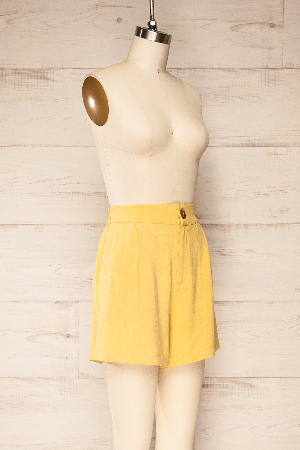 Chiliwack Jaune Short à Pinces | La petite garçonne side view