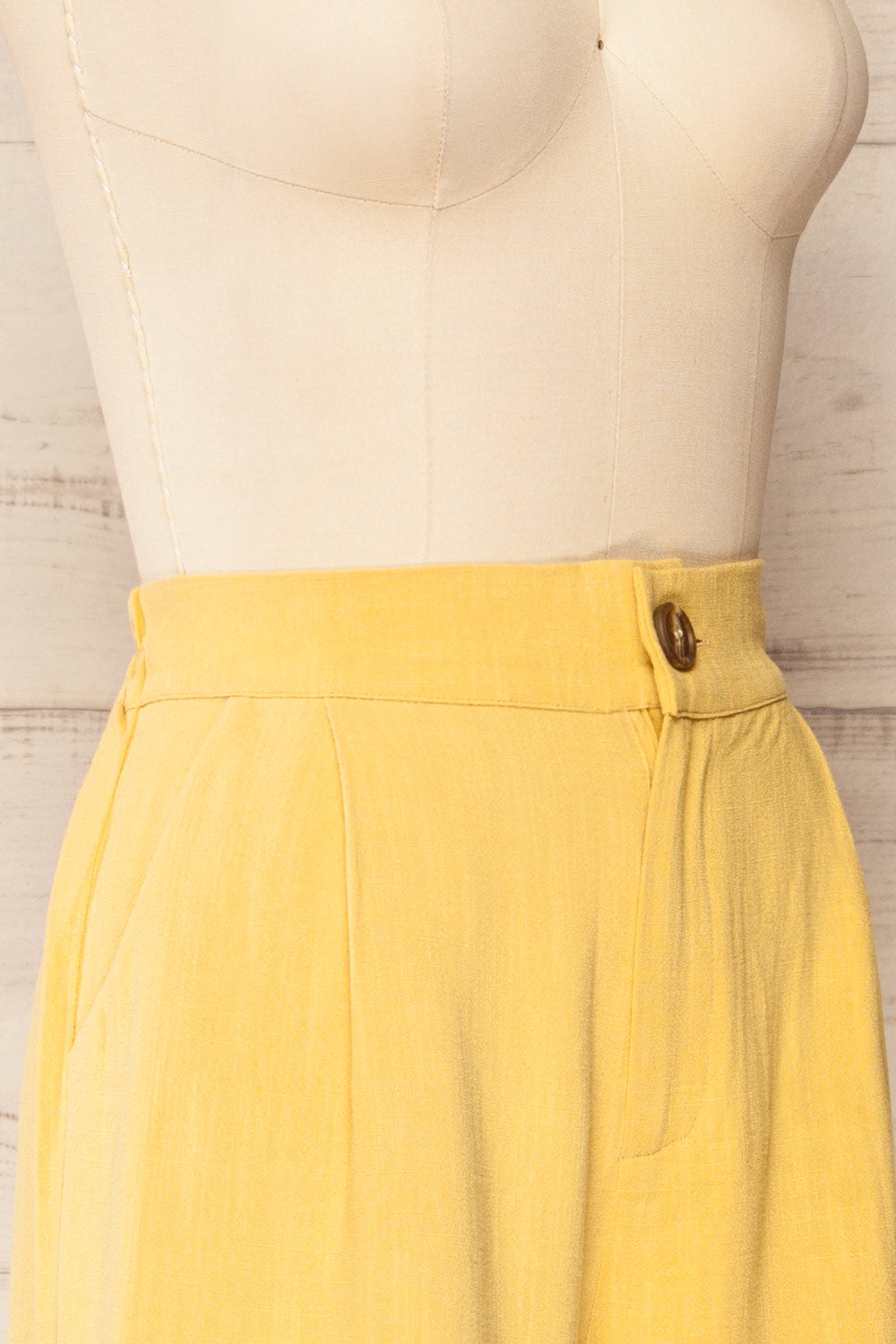 Chiliwack Jaune Short à Pinces | La petite garçonne side close-up