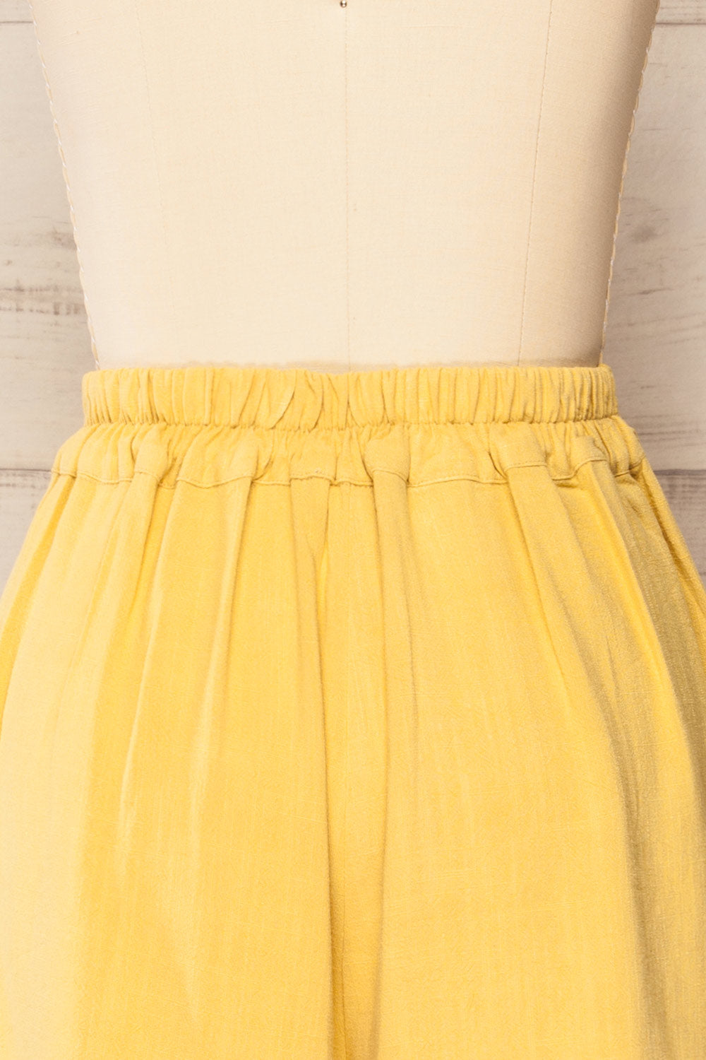 Chiliwack Jaune Short à Pinces | La petite garçonne back close-up