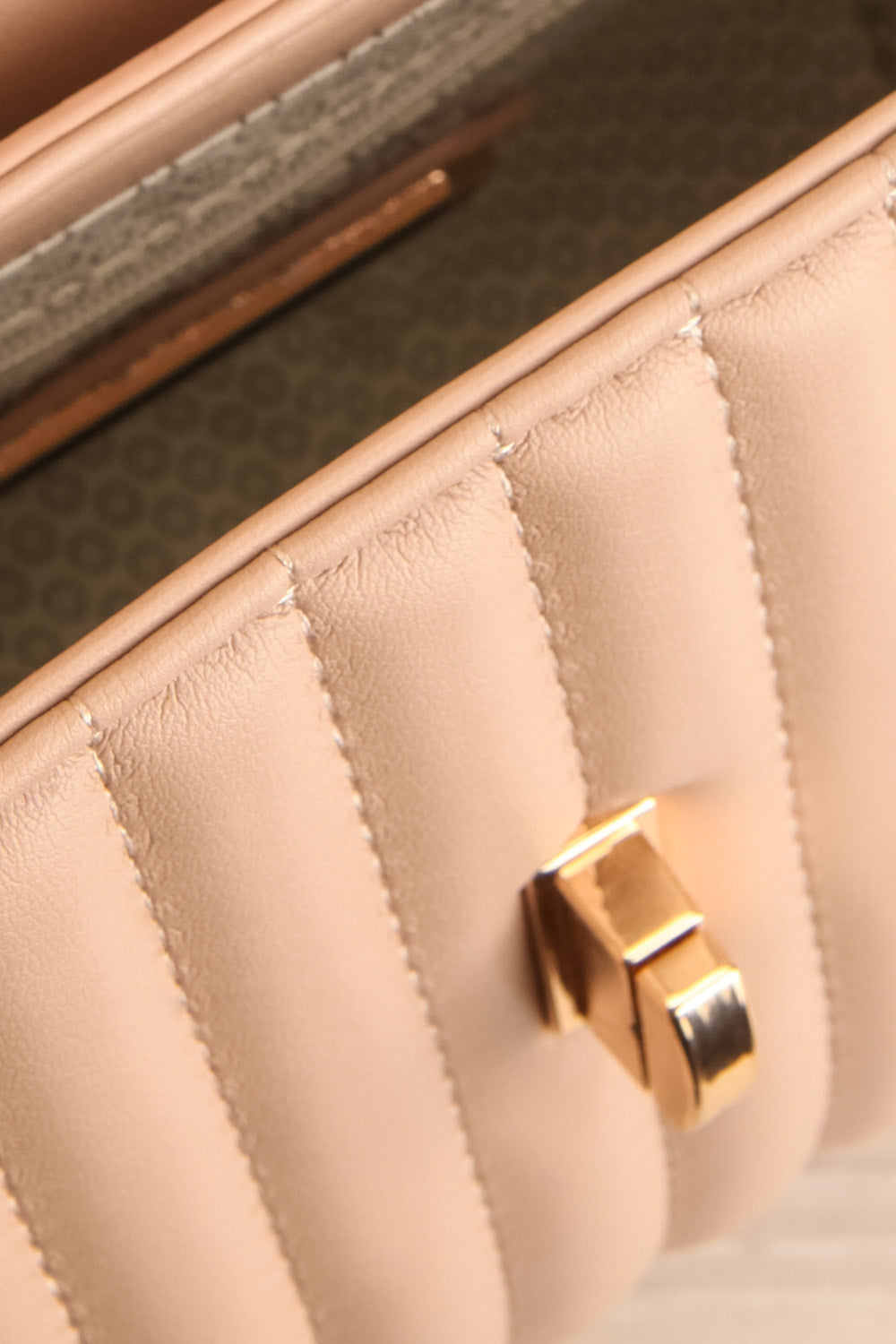 Cimulis Beige Sac à Main Matelassé à Bandoulière | La petite garçonne inside close-up