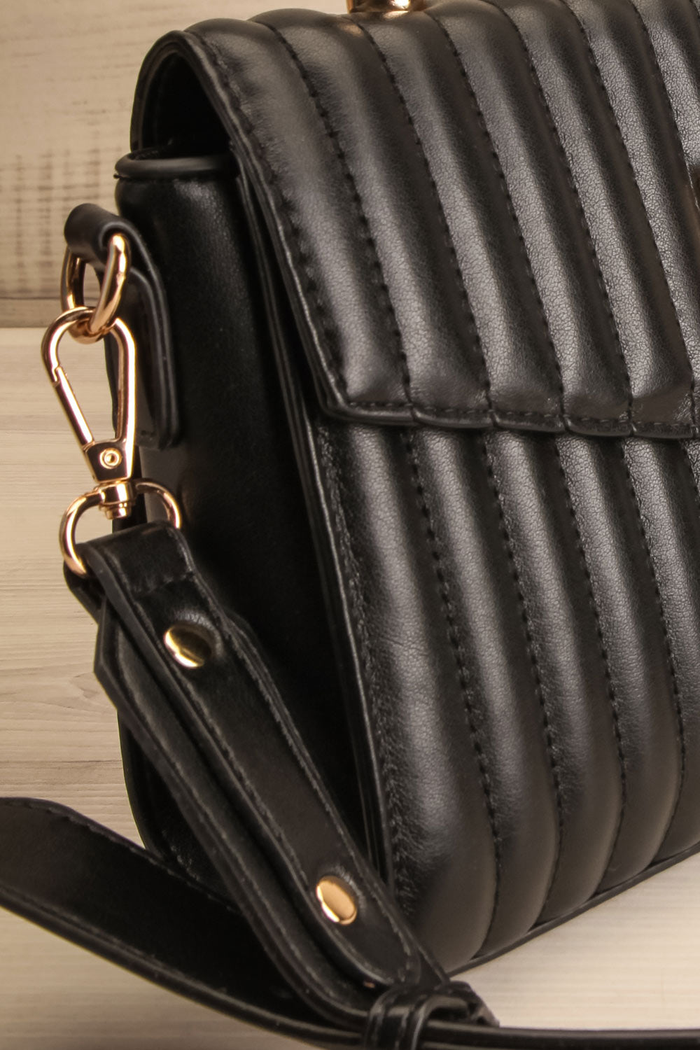 Cimulis Noir Sac à Main Matelassé à Bandoulière | La petite garçonne side close-up