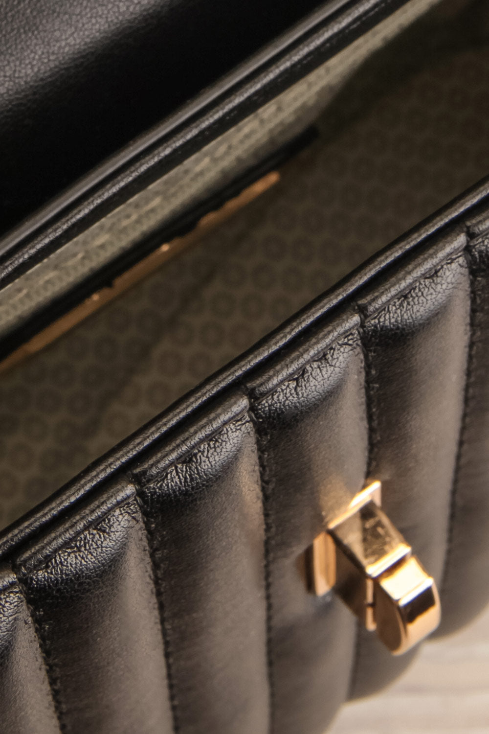 Cimulis Noir Sac à Main Matelassé à Bandoulière | La petite garçonne inside close-up