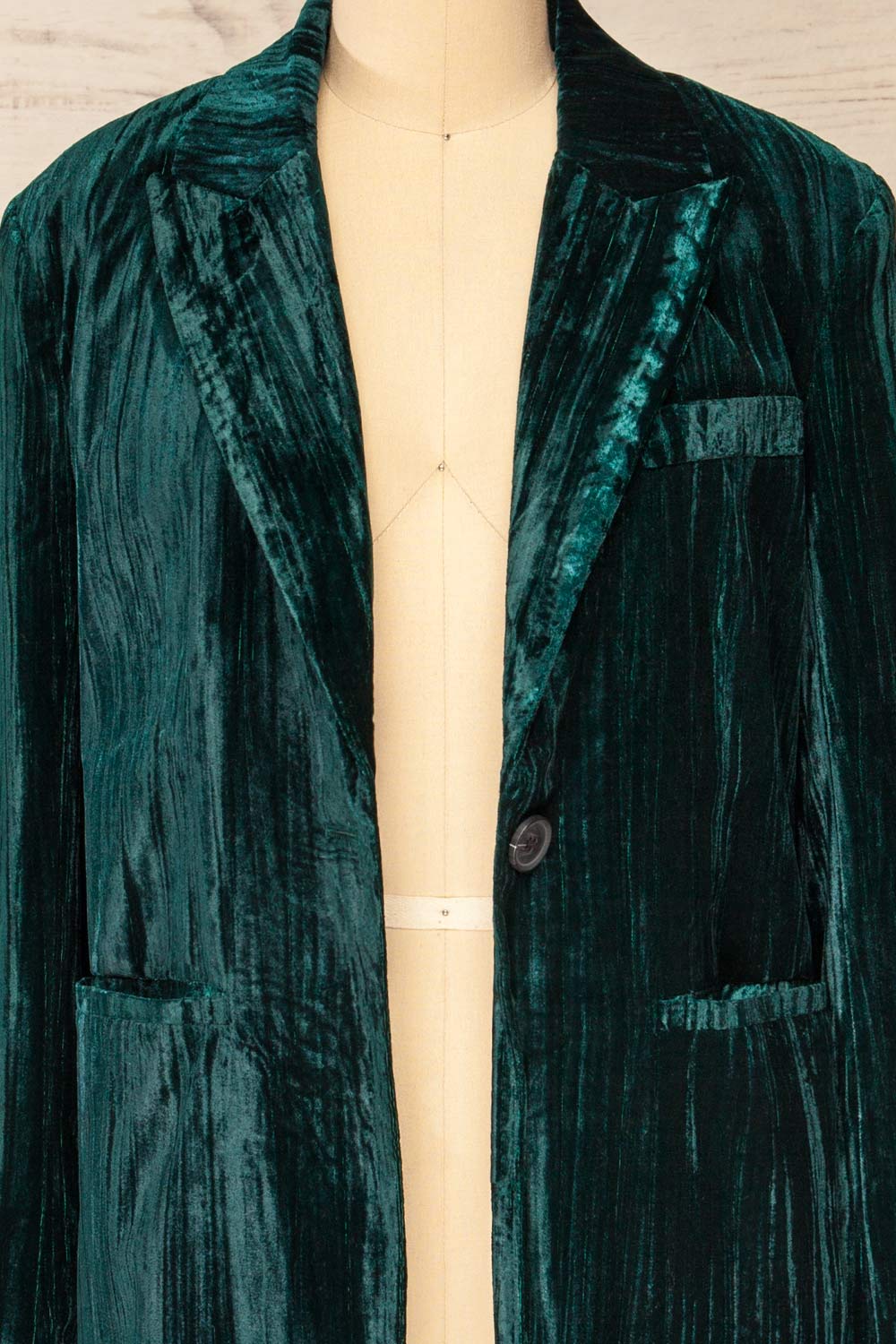 Cordoue Green Velvet Blazer | La petite garçonne open close-up