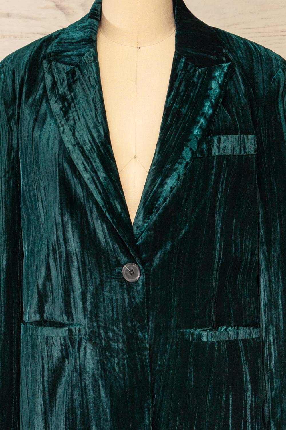 Cordoue Green Velvet Blazer | La petite garçonne front close-up