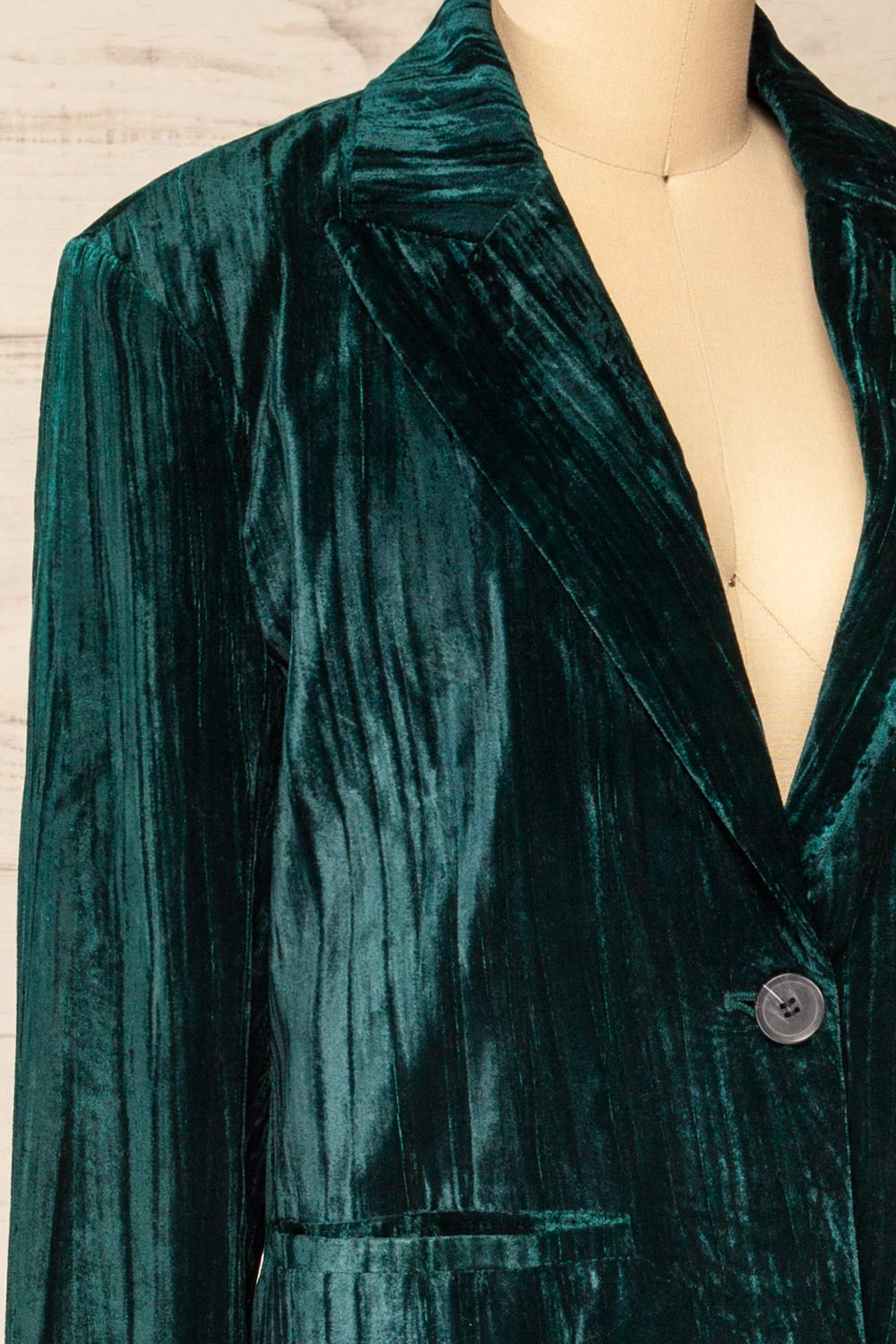 Cordoue Green Velvet Blazer | La petite garçonne side close-up