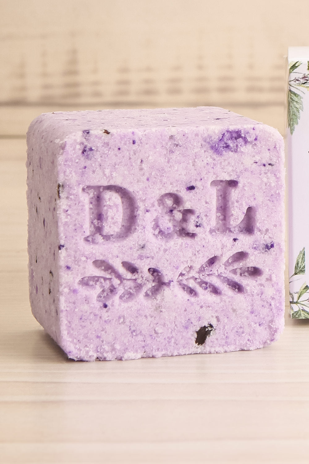 Cube Lait Lavande et Hibiscus Milk Bath | La petite garçonne close-up