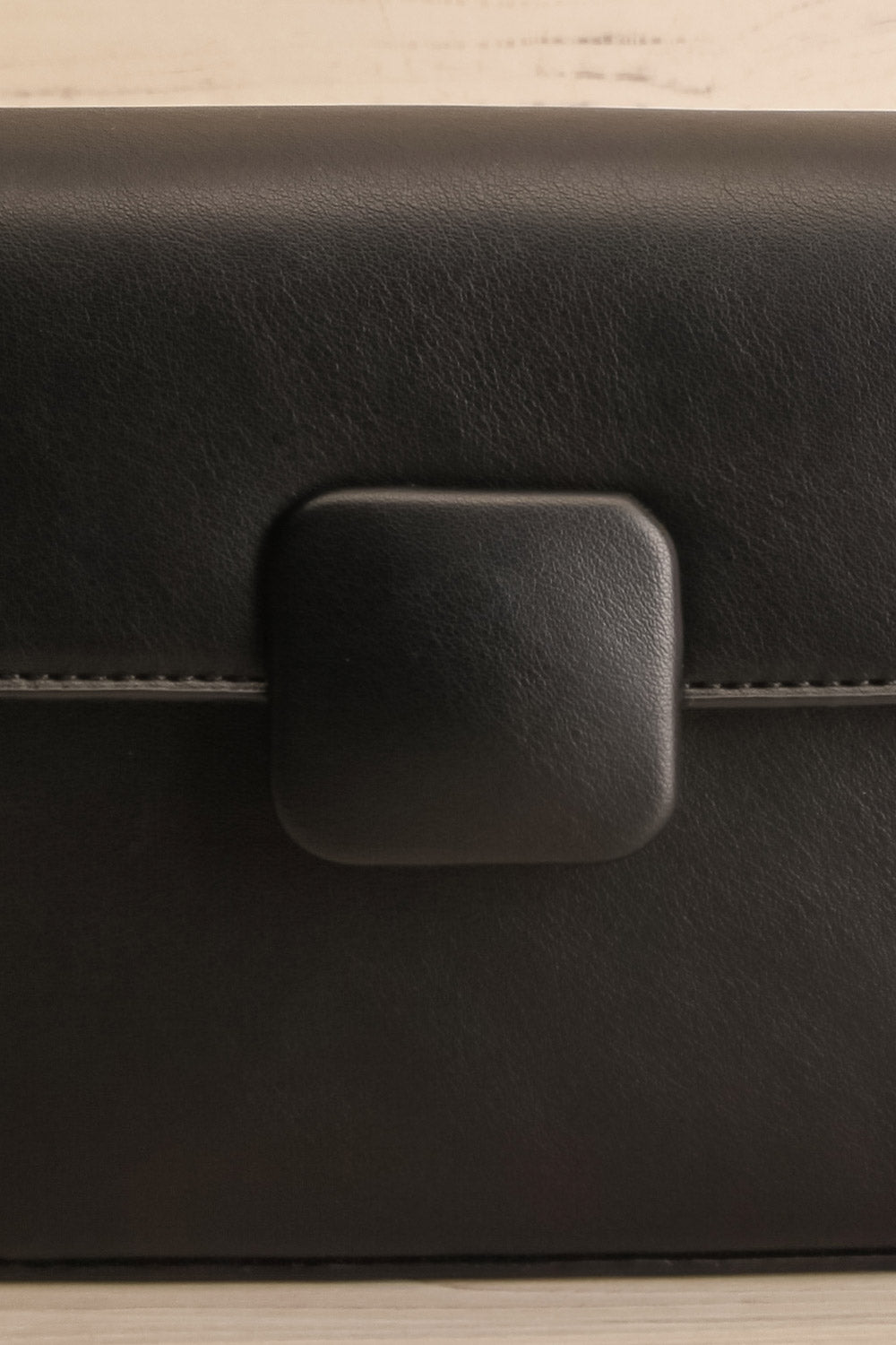 Delonix Shoulder Bag w/ Crossbody Strap | La petite garçonne front close-up