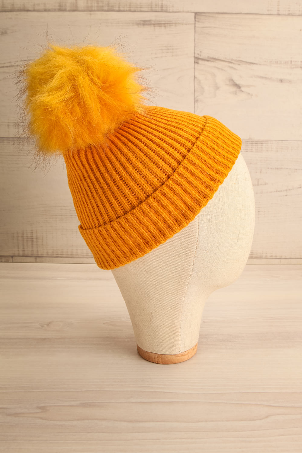 Detourne Moutarde Tuque en Tricot à Pompon | La Petite Garçonne side view