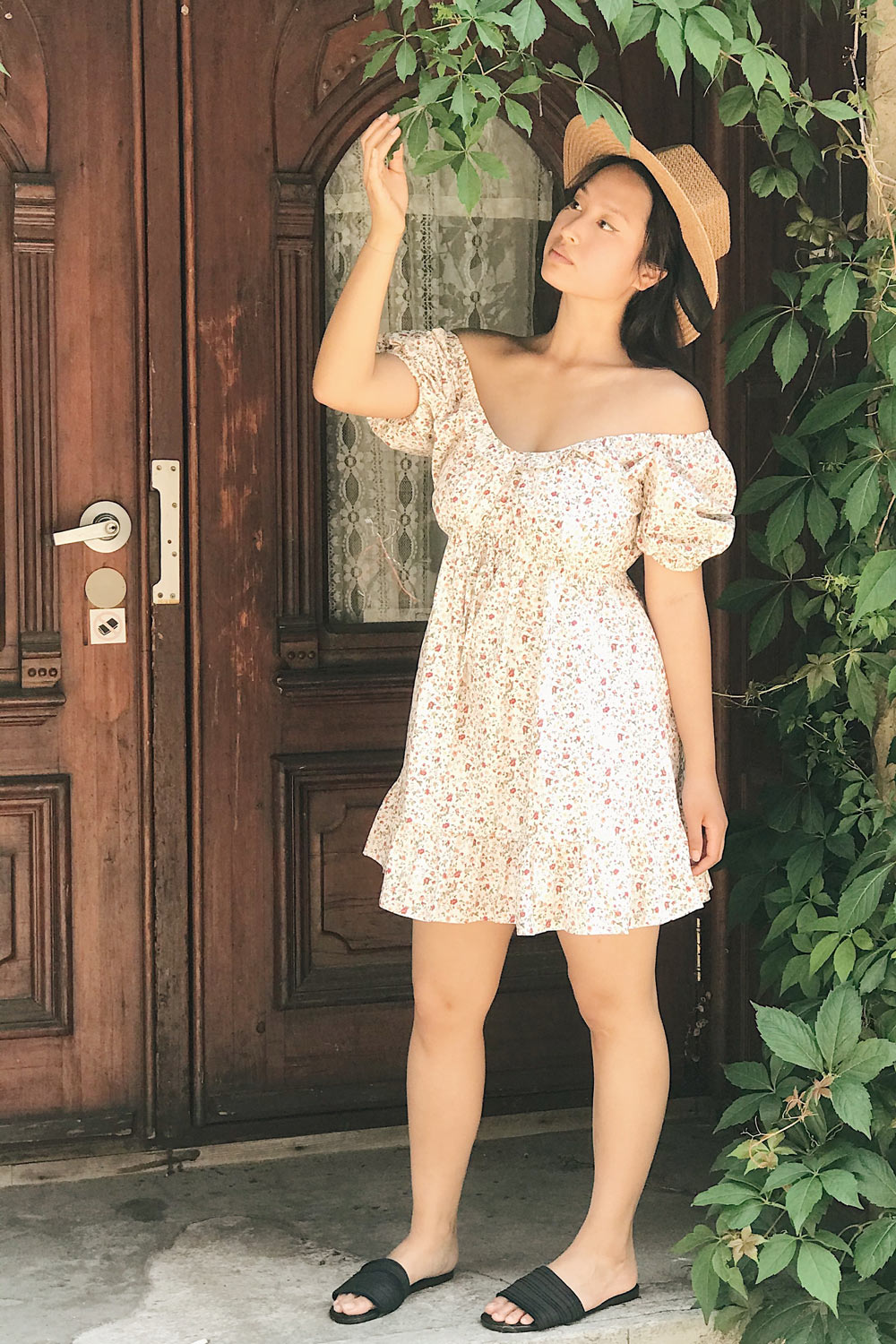 Asca White Puffy Sleeve Floral Short Dress | Boutique 1861 model hat