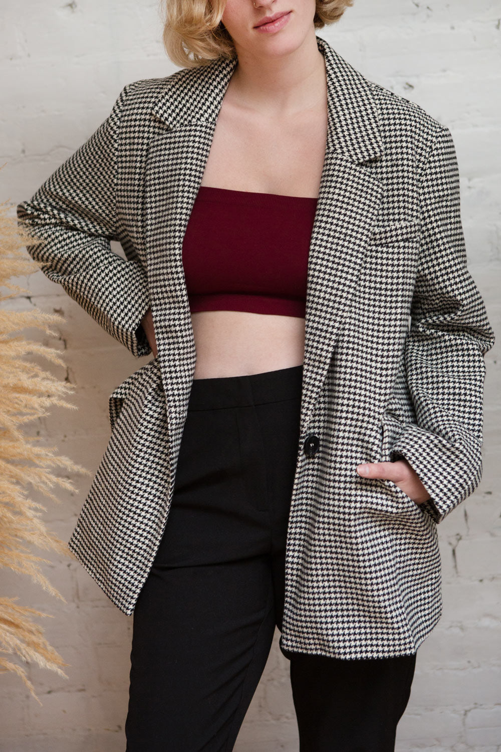 Drawno Black & White Houndstooth Blazer | La petite garçonne model