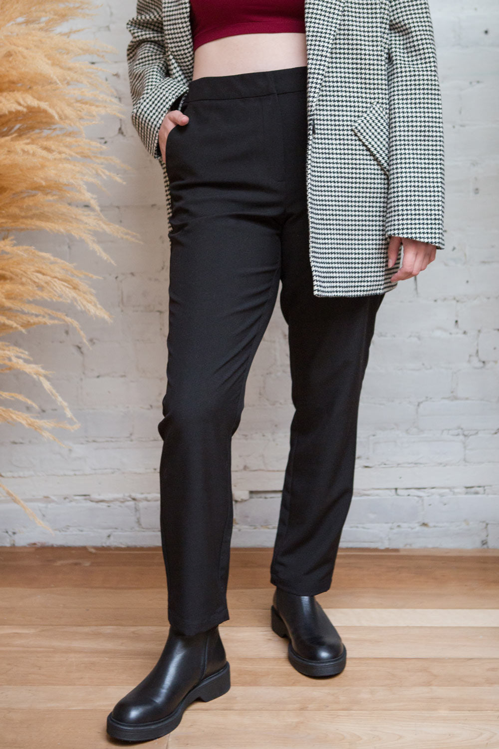 Falstad Rust Fitted Pants | La petite garçonne model