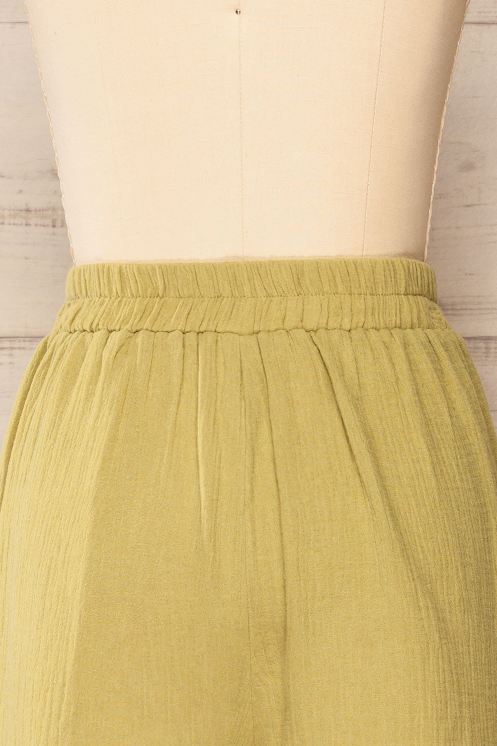 Dunedin Green High-Waisted Textured Shorts | La petite garçonne back close-up