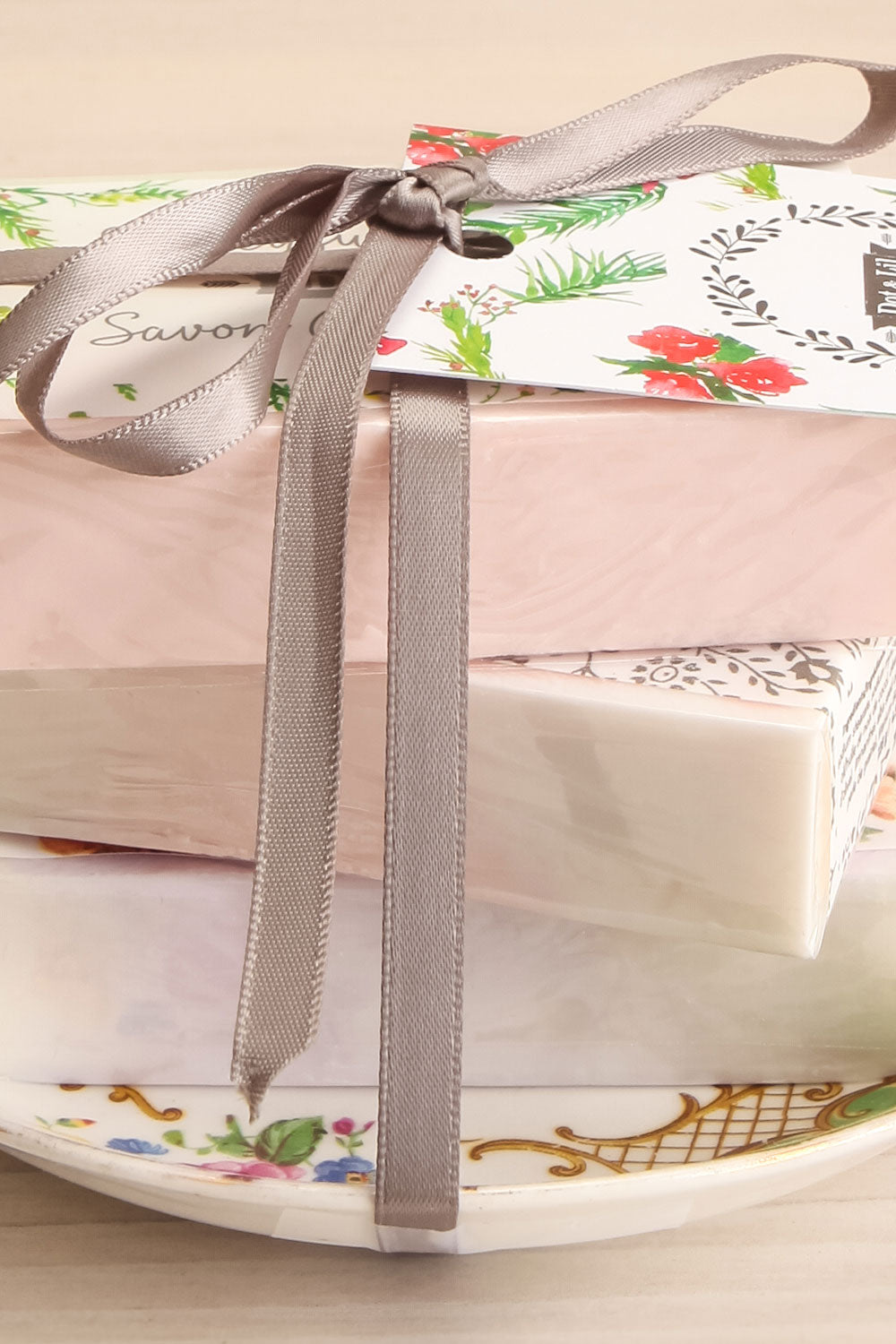 Ensemble Cadeau 3 Savons et Assiette Vintage | La petite garçonne trio close-up