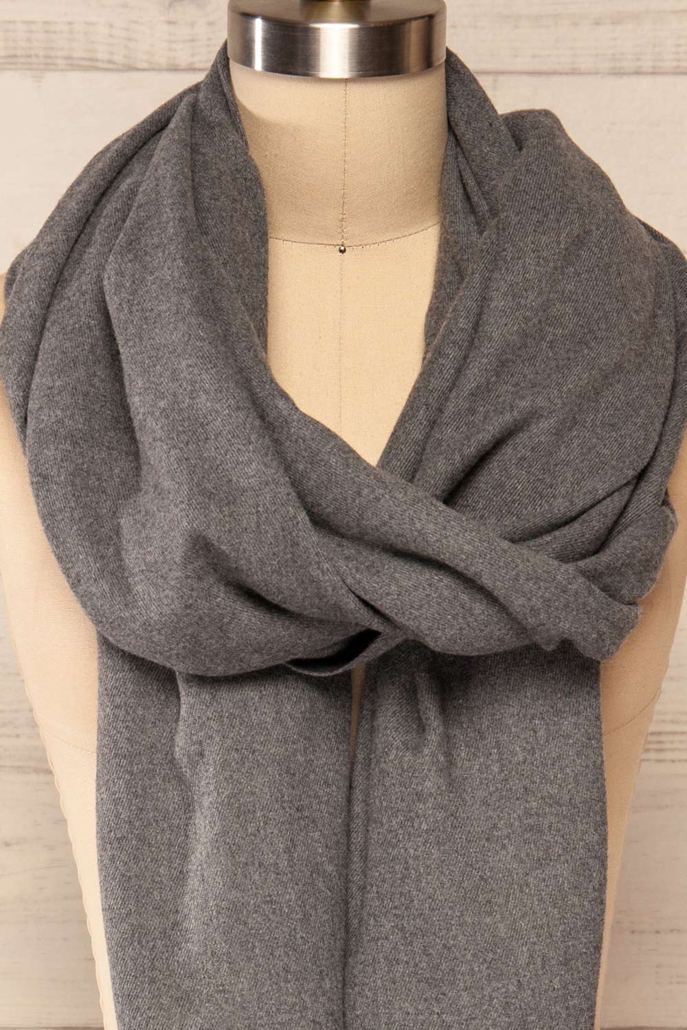 Epanouissement Grey Soft Knit Scarf | La petite garçonne knot close up