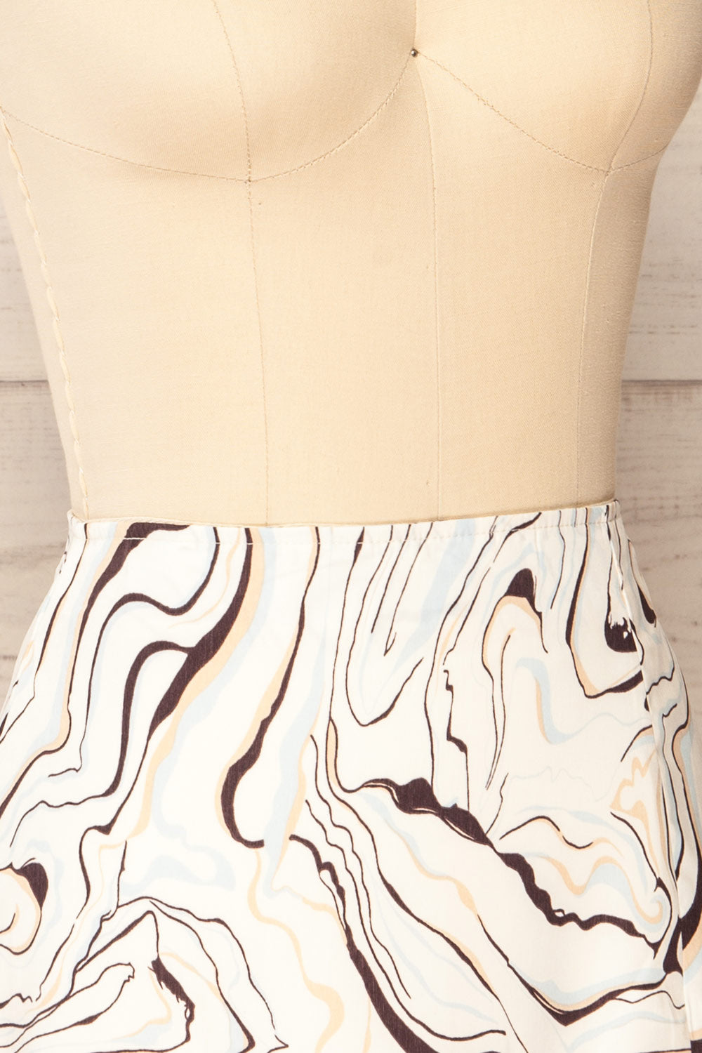 Everdeen | Marbled Short Skirt La petite garçonne side close-up