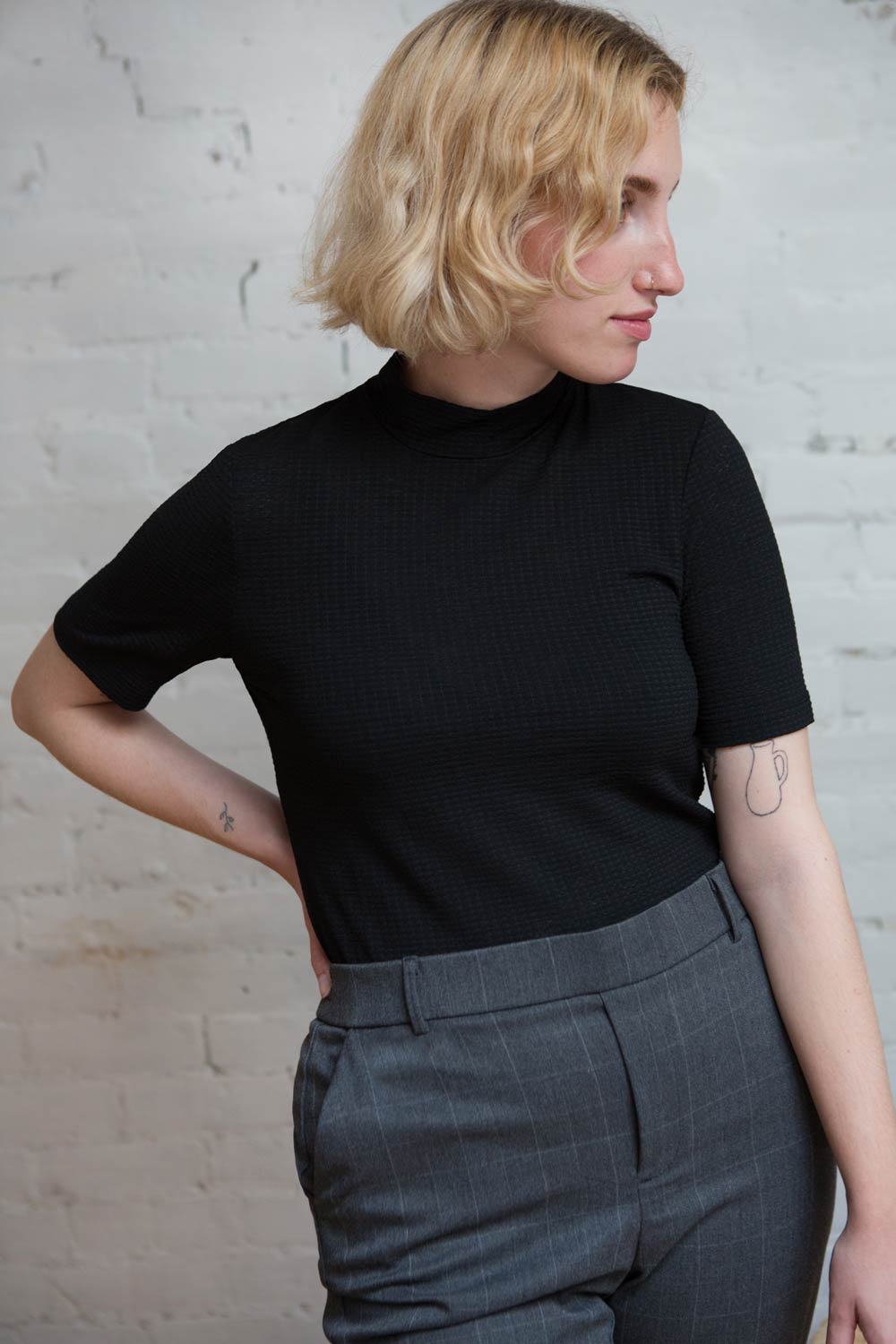 Lucca Noir Ribbed Short Sleeve Top | La petite garçonne nodel