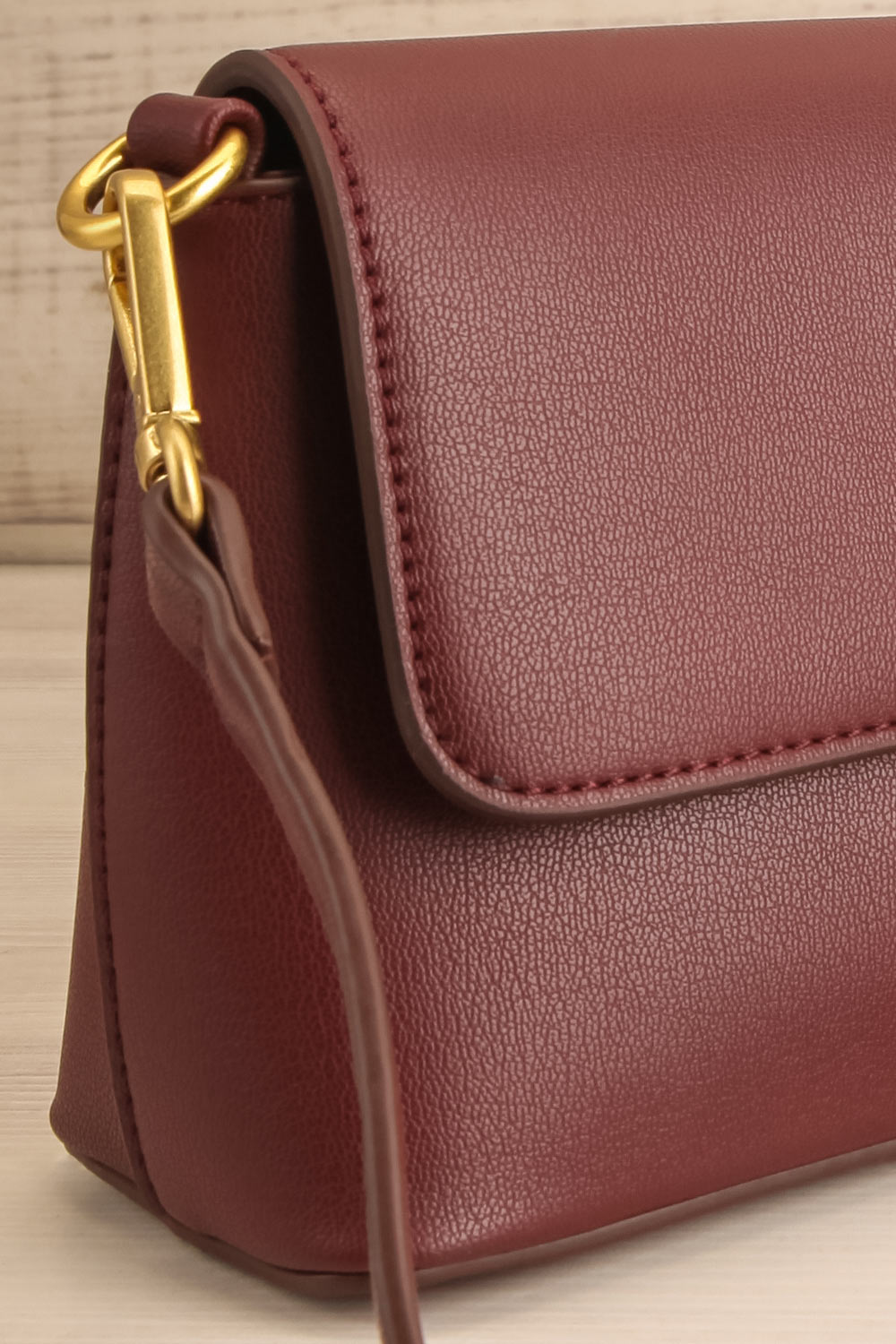 Faiwer Burgundy Shoulder Bag w/ Removable Strap | La petite garçonne side close-up
