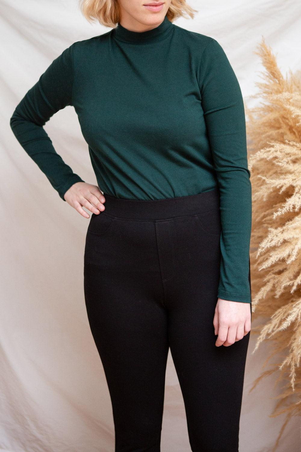 Deanusaldi Black High-Waisted Leggings | La petite garçonne model