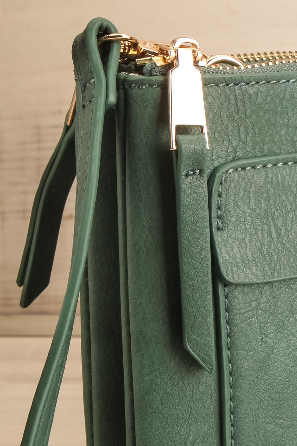 Freya Emerald | Crossbody Bag side close-up