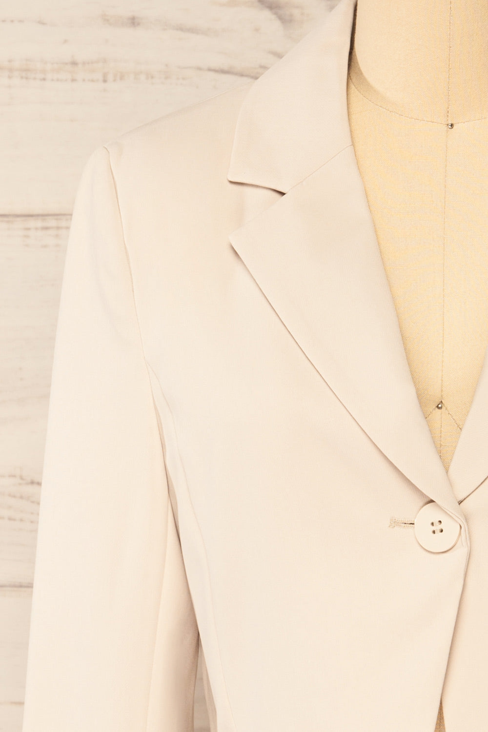 Gaborone Beige Cropped Blazer | La petite garçonne front close-up