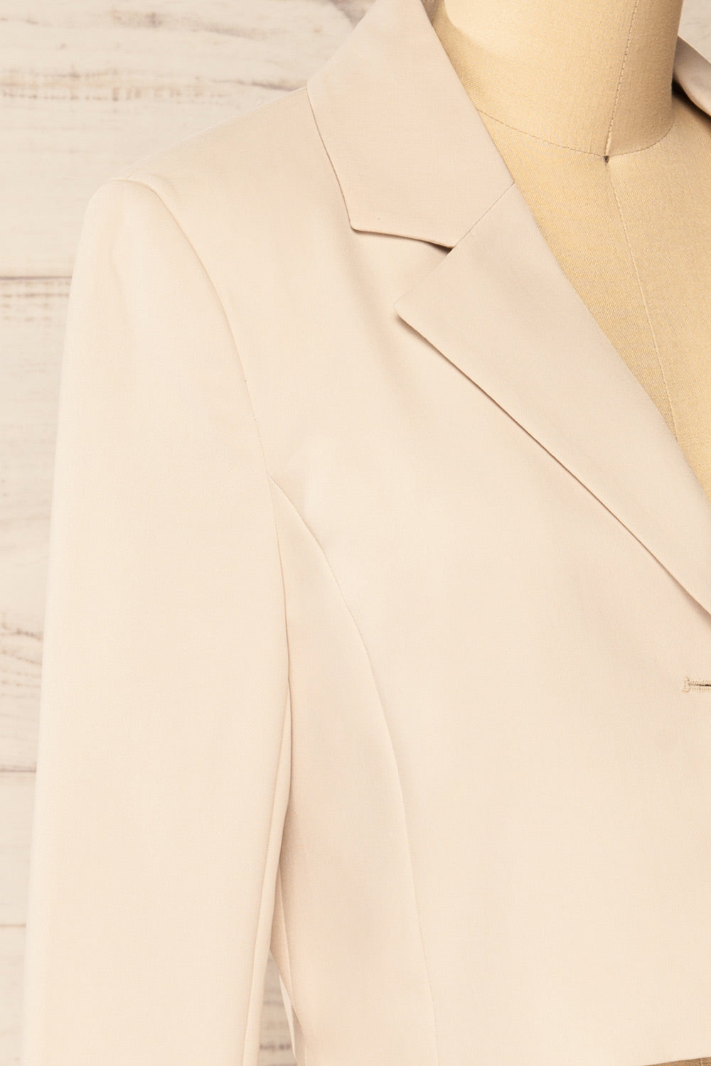 Gaborone Beige Cropped Blazer | La petite garçonne side close-up