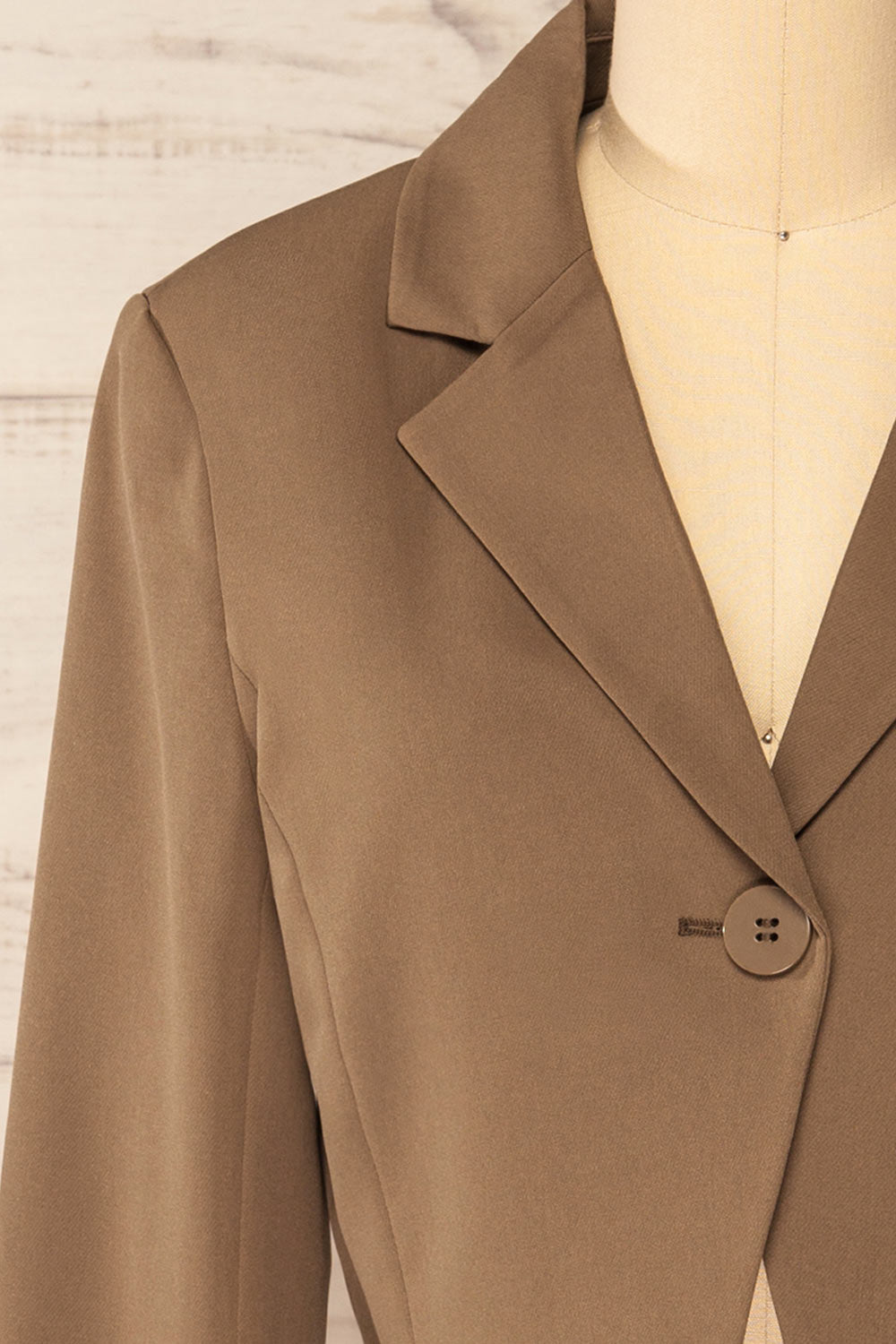 Gaborone Brown Cropped Blazer | La petite garçonne front close-up
