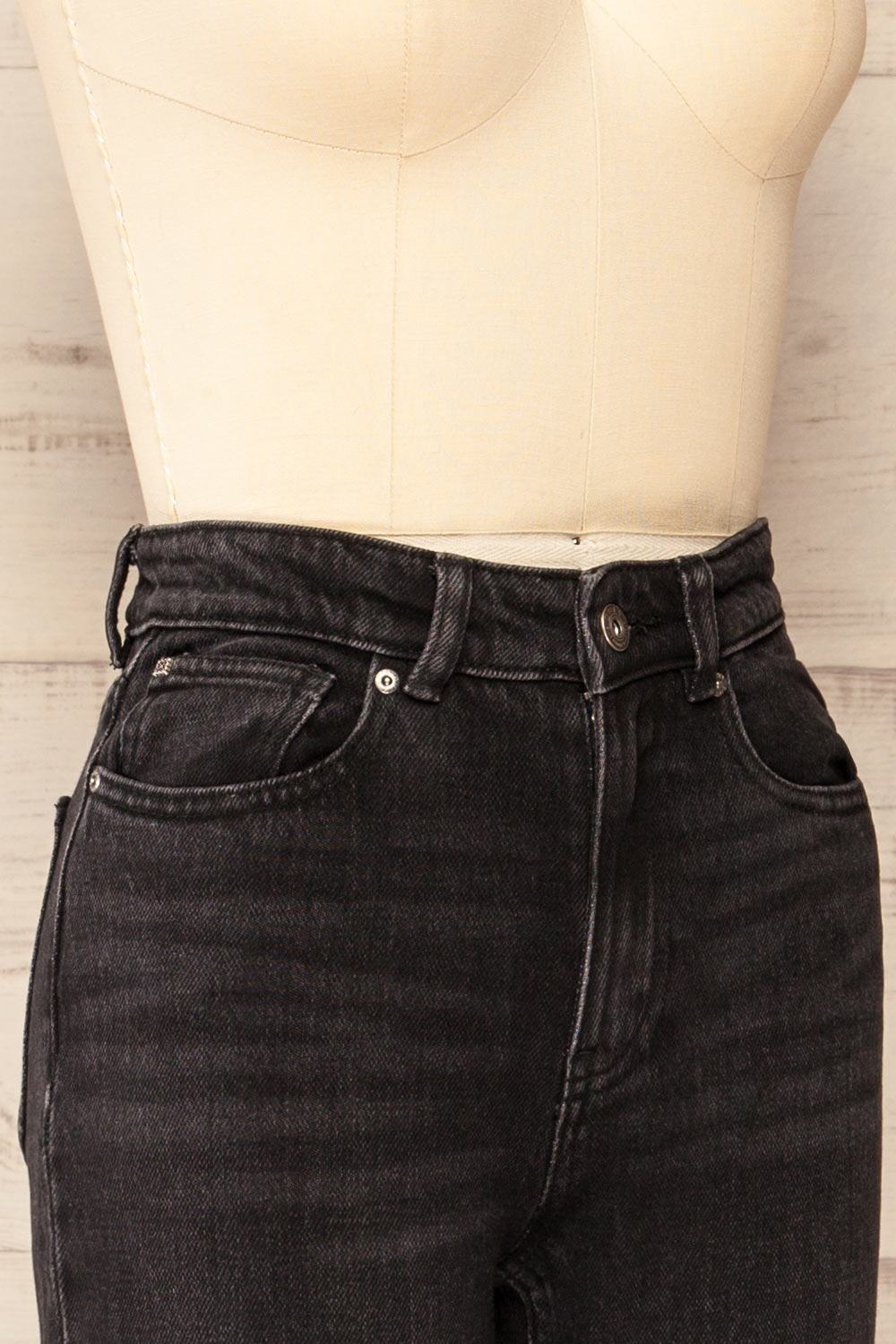 Gniew High Waist Cropped Jeans | La petite garçonne side close-up