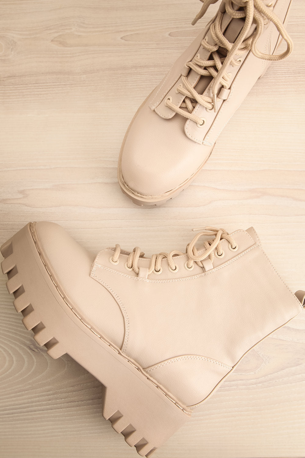 Gorgone Lace-up Platform Boots | La petite garçonne flat view