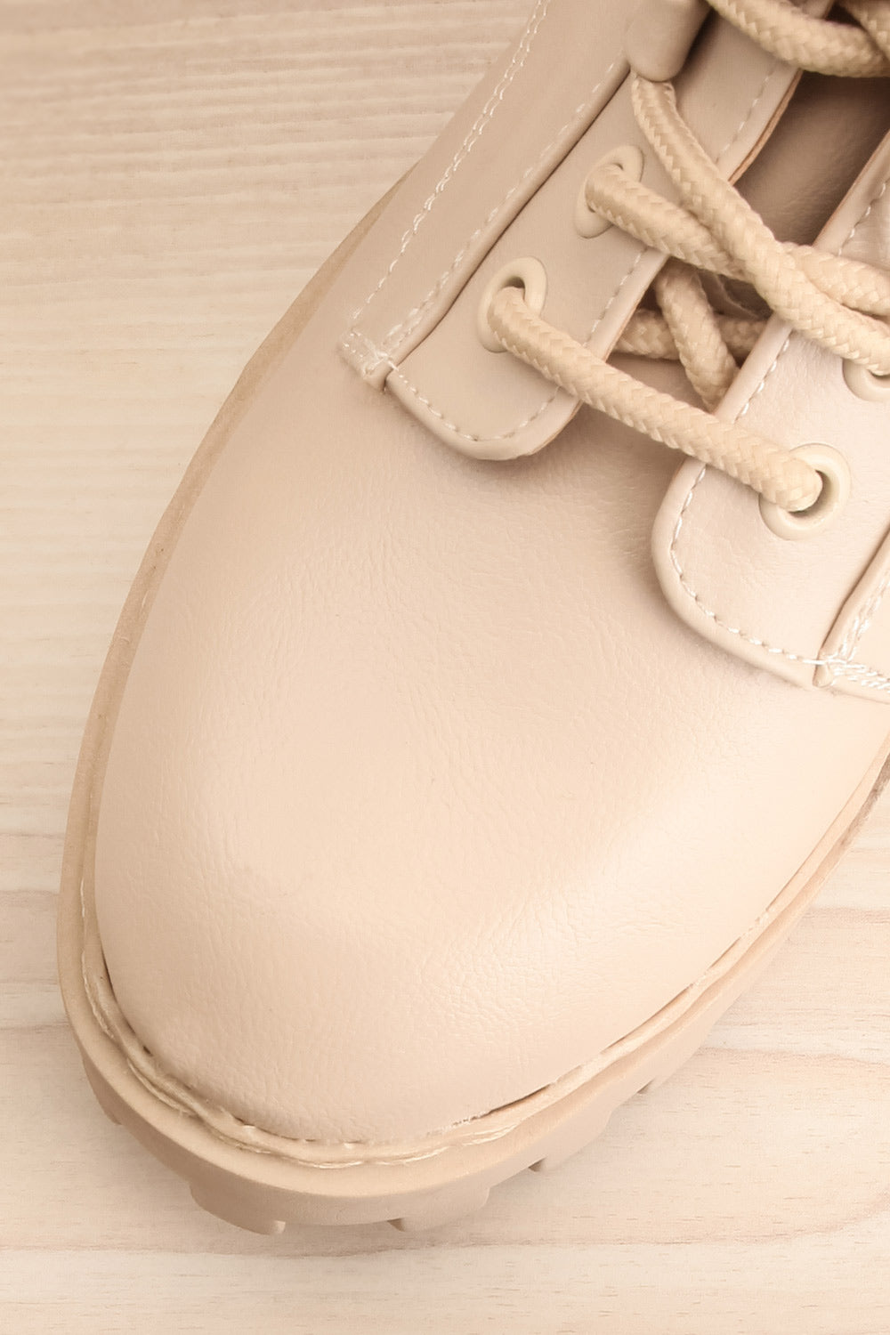 Gorgone Lace-up Platform Boots | La petite garçonne flat close-up