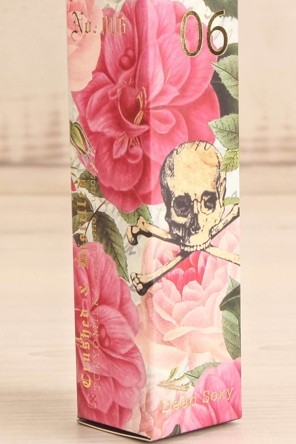 Handcream - Dead Sexy - Tokyo Milk shea hand cream flower packaging close-up