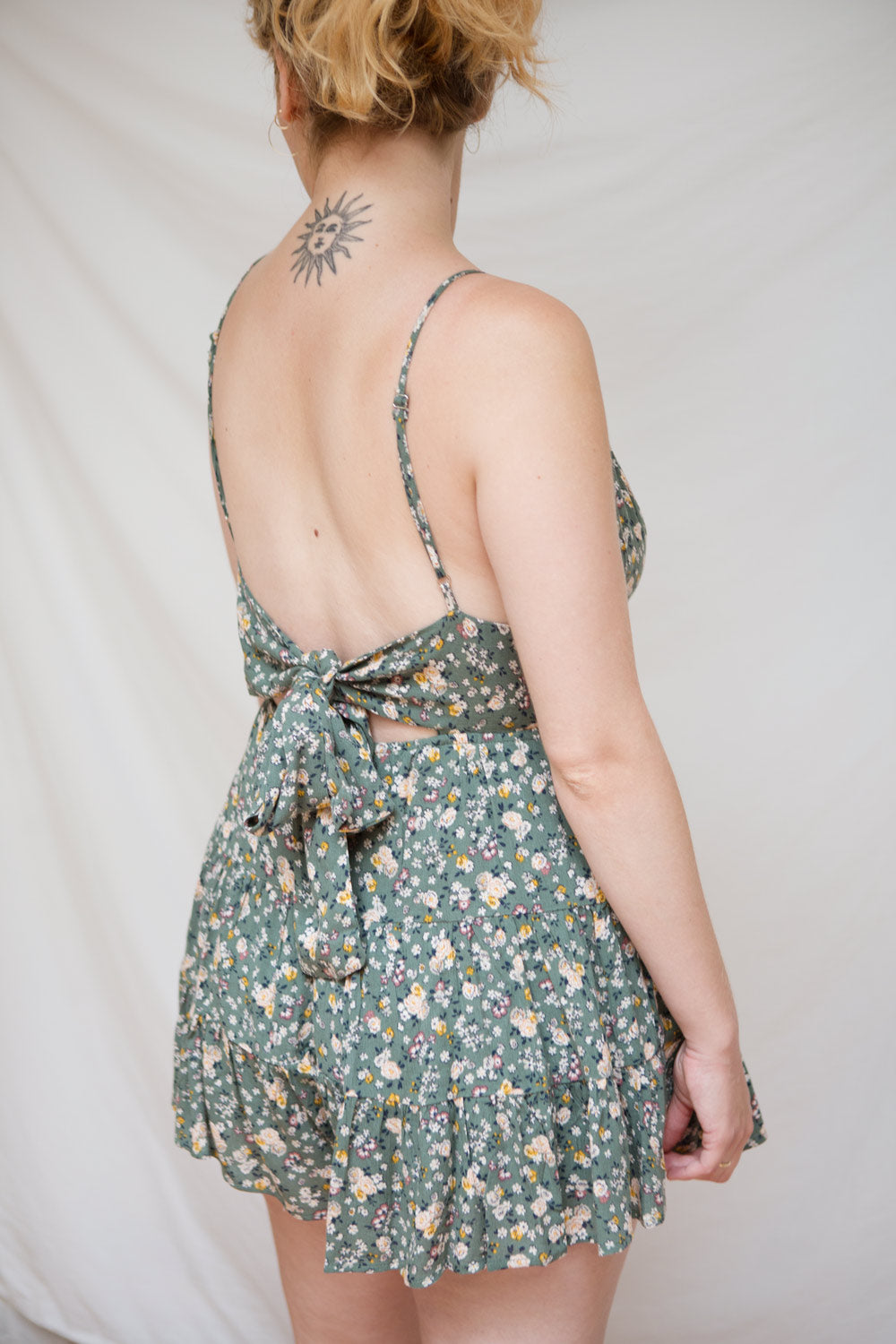 Hillevi Green Tie-Back Floral Romper w/ Ruffles | Boutique 1861 model dos