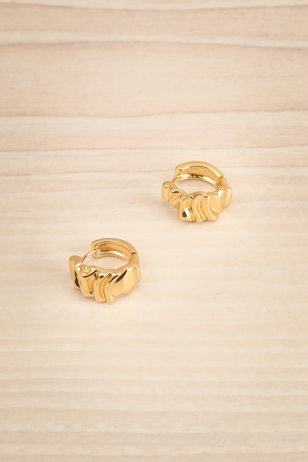 Isolone Gold Wavy Hoop Earrings | La petite garçonne
