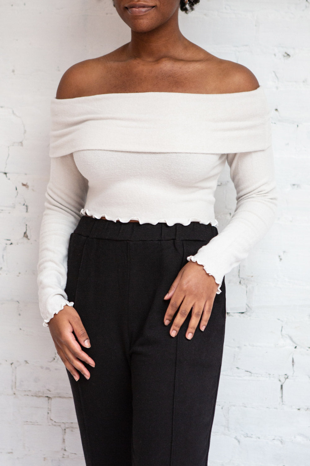 Jacelyt Off-Shoulder Long Sleeve Crop Top | La petite garçonne model