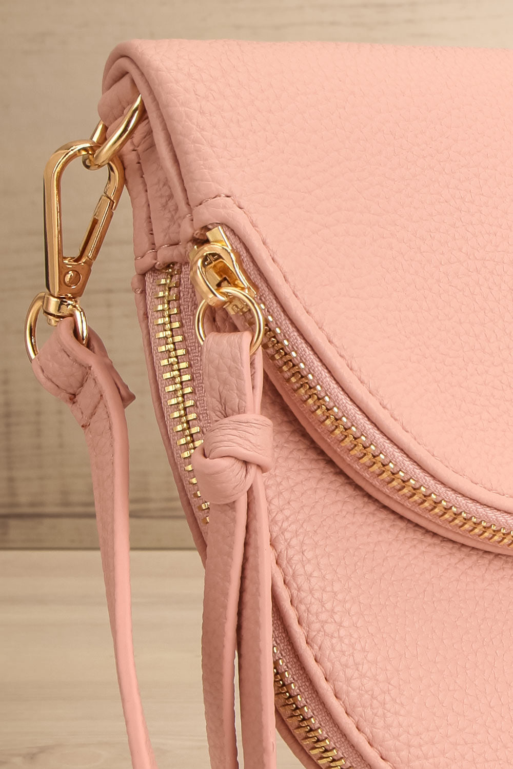 Kalel Rose Sac Pochette à Bandoulière | La Petite Garçonne side close-up