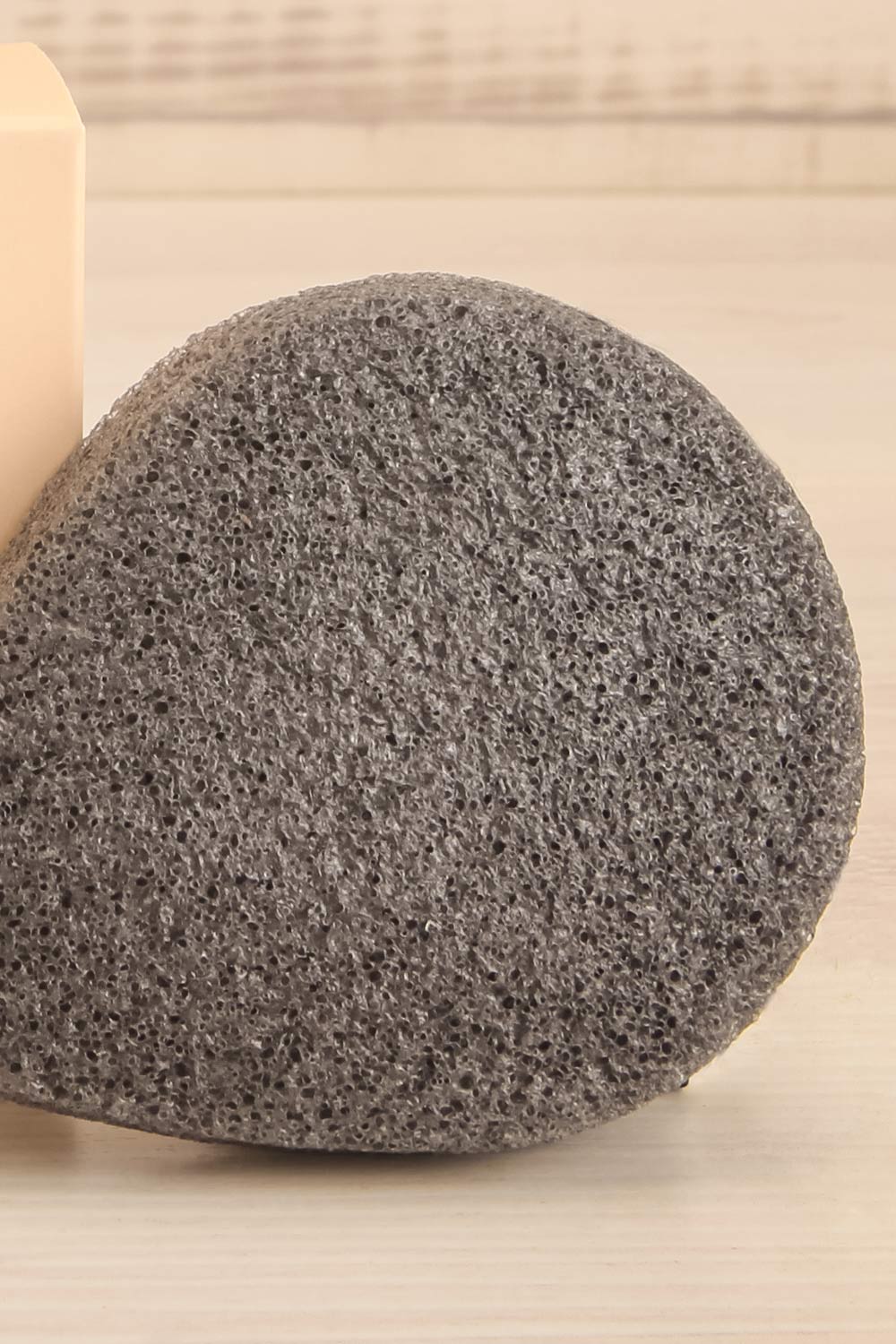 Konjac Sponge Bamboo Charcoal | La petite garçonne details