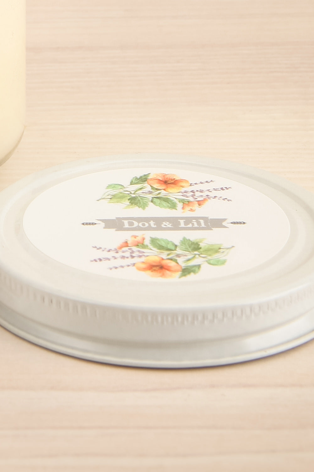 Lavender and Hibiscus Candle | La petite garçonne lid close-up