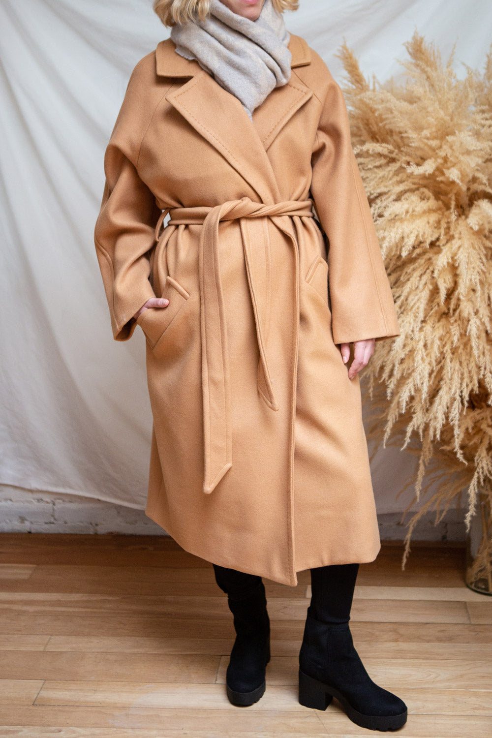 Karczew Beige Belted Felt Coat | La petite garçonne model