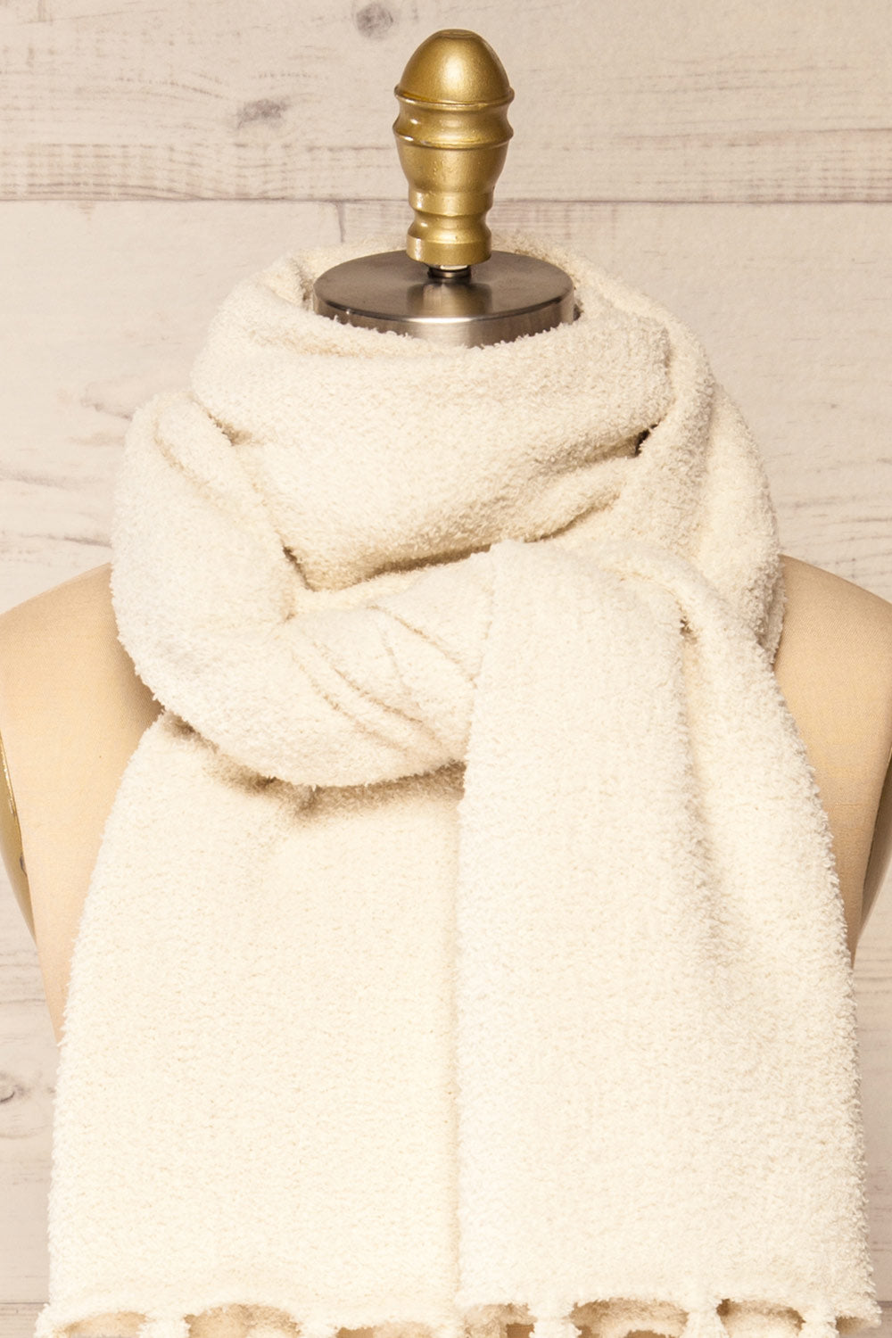 Le Chasseur Ivory Oversized Fluffy Fringed Scarf | La petite garçonne knot close-up